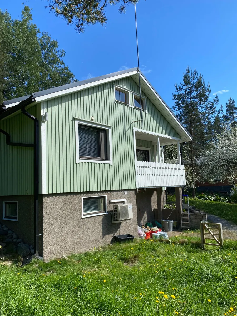 Vihreä puutalo parvekkeella